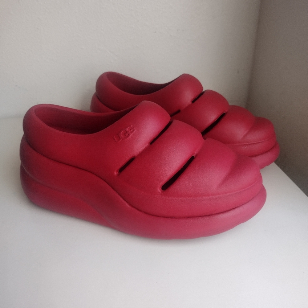 UGG Women's Sport Yeah Clogs Size: 8